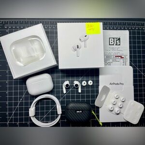 Apple AirPods Pro (2nd gen)
MagSafe Charging Case (USB-C) + Mous Aramid Pro Case